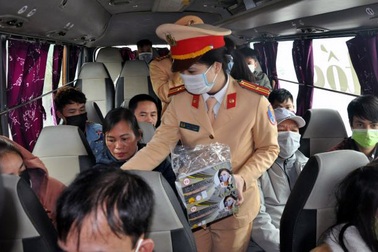 Người dân lưu thông trên cao tốc được phát khẩu trang miễn phí