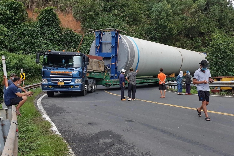 Xe siêu trường chở thiết bị điện gió hư giữa đèo, giao thông ùn tắc - 1 Xe siêu trường chở thiết bị điện gió hư giữa đèo, giao thông ùn tắc - 1