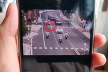 Thanh niên điều khiển xe máy chen, vượt lên đoàn xe ưu tiên