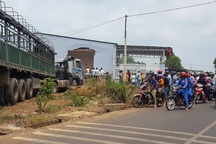 Xe container mất lái tông sập nhà dân, 6 người hốt hoảng tháo chạy