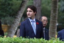 Thủ tướng Canada thăm Nhà sàn Bác Hồ và cho cá ăn