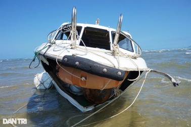 Du khách "xanh mặt" kể trải nghiệm đi ca nô bịt kín, tròng trành giữa biển