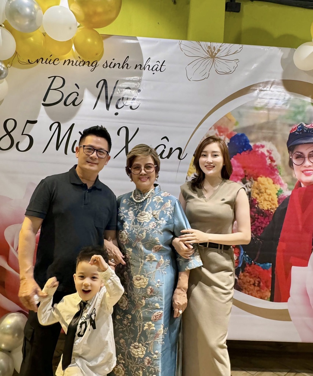 Bằng Kiều và vợ tổ chức mừng thọ mẹ 85 tuổi - 1 Bằng Kiều và vợ tổ chức mừng thọ mẹ 85 tuổi - 1