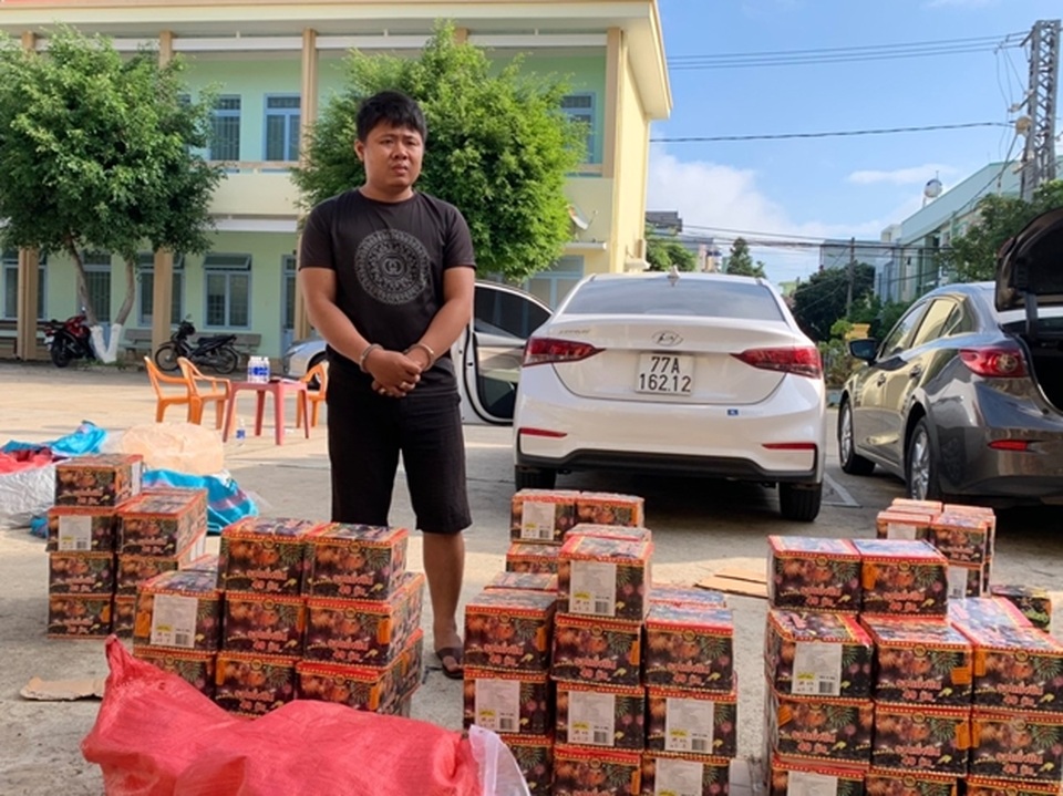 Bắt 2 xe ô tô chở gần 4 tạ pháo đi tiêu thụ - 1 Bắt 2 xe ô tô chở gần 4 tạ pháo đi tiêu thụ - 1