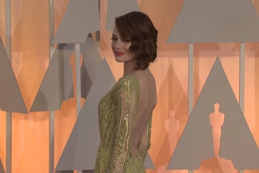 Emma Stone duyên dáng trên thảm đỏ