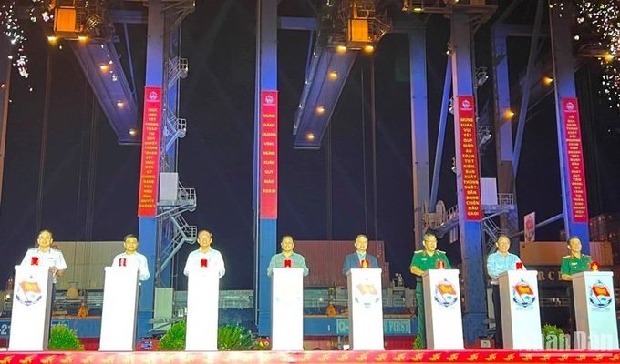 Thủ tướng Phạm Minh Chính và các đại biểu nhấn nút phát lệnh làm hàng đầu năm tại cảng Tân Cảng - Cát Lái.