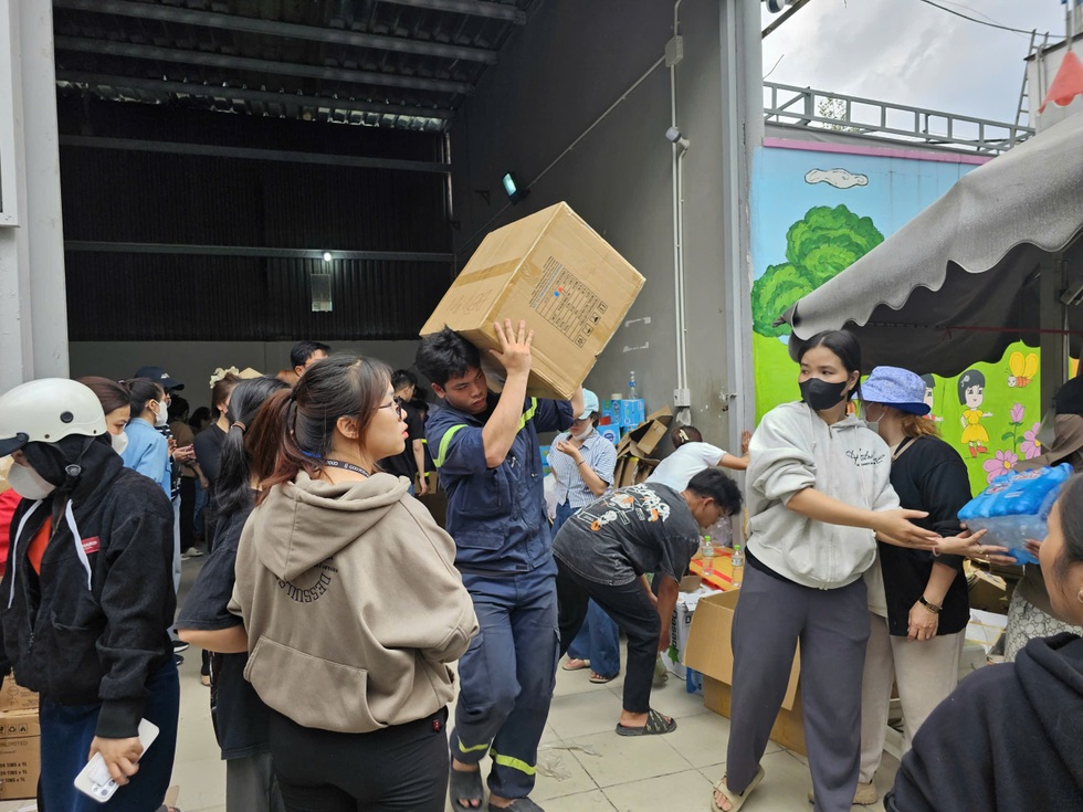 Người phụ nữ bán rau chở đầy ắp hàng cứu trợ gửi đồng bào miền Trung - 2 Người phụ nữ bán rau chở đầy ắp hàng cứu trợ gửi đồng bào miền Trung - 2