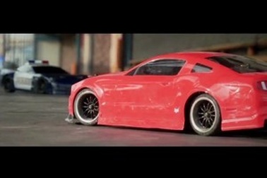 Ấn tượng clip rượt đuổi tốc độ cao của… xe đồ chơi điều khiển từ xa