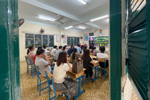 Phụ huynh chi tiền triệu ăn tôm hùm, sầu riêng nhưng không đóng quỹ lớp