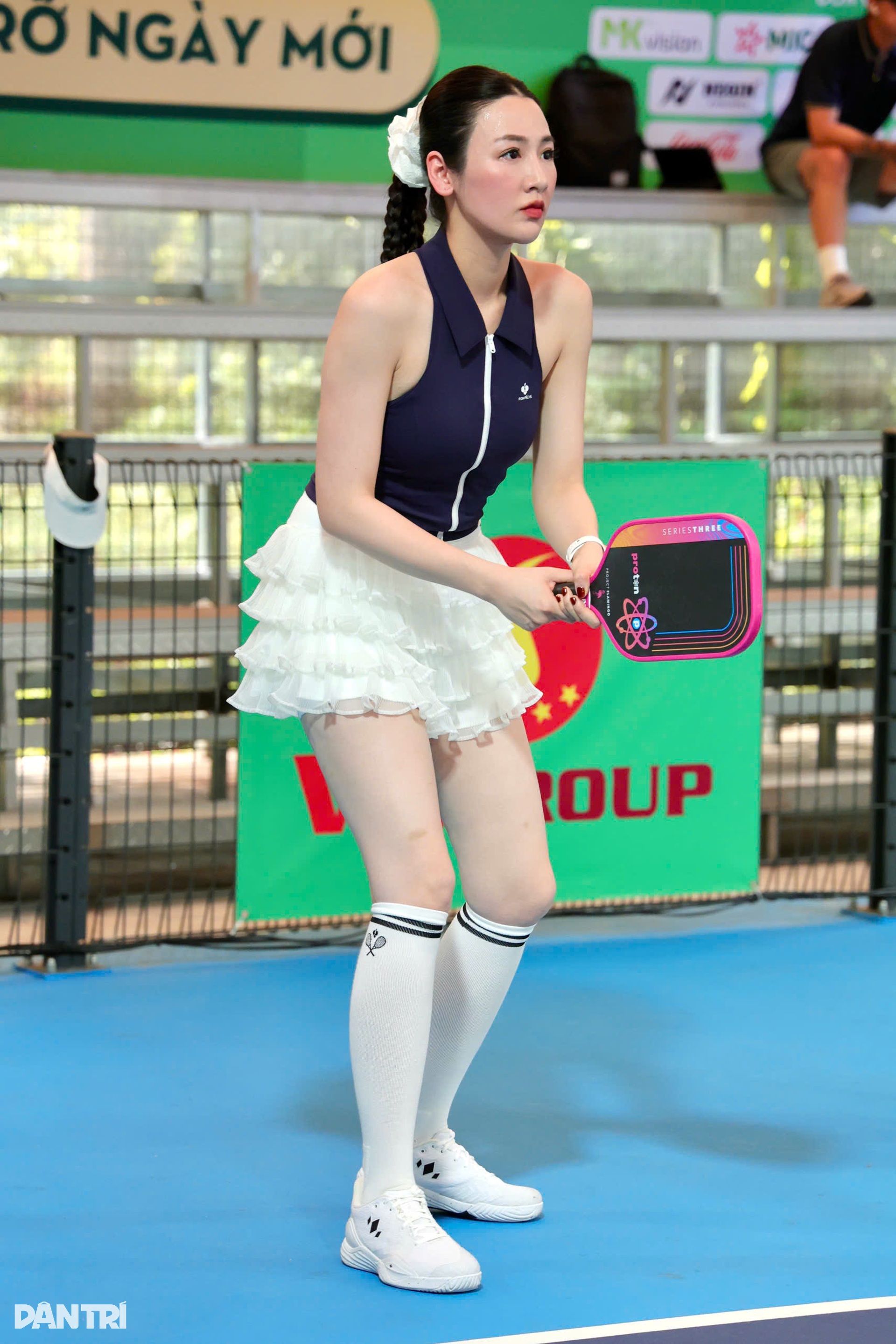 Á hậu Tú Anh khoe dáng gợi cảm đấu pickleball, chồng con cổ vũ nhiệt tình - 3