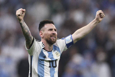 Bị thủng lưới 7 bàn, thủ môn đối thủ được Messi "an ủi" theo cách đặc biệt