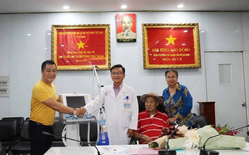 Gia đình nghệ sĩ Lý Huỳnh tặng máy thở cho bệnh viện chống Covid - 2 Gia đình nghệ sĩ Lý Huỳnh tặng máy thở cho bệnh viện chống Covid - 2