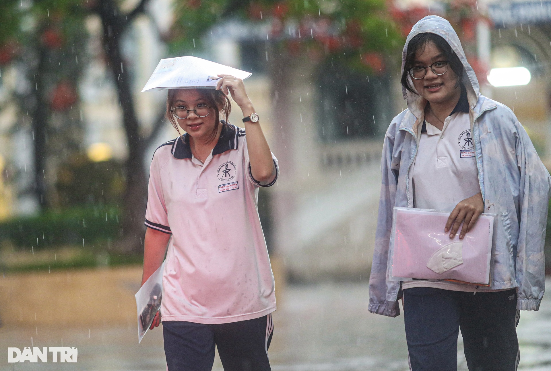 Thí sinh TPHCM dầm mưa ra về sau giờ thi - 9 Thí sinh TPHCM dầm mưa ra về sau giờ thi - 9