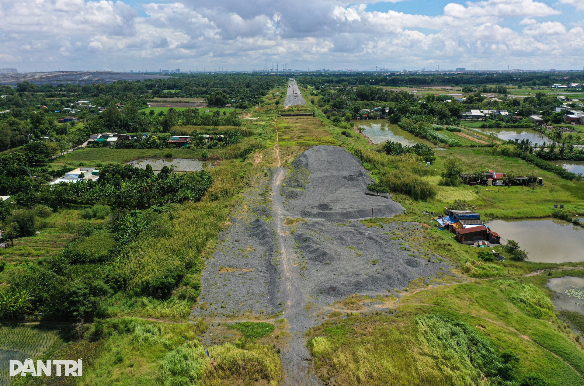 Nghĩa địa máy móc trên đại công trường cao tốc Bến Lức - Long Thành - 11