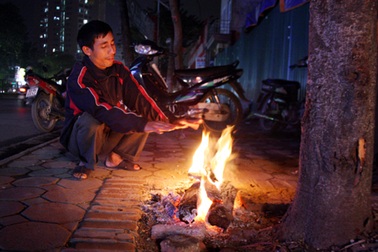 Người Hà Nội đốt lửa chống rét đầu mùa