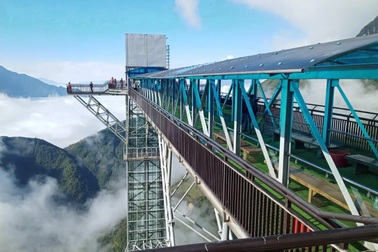 Vụ cầu kính bị "tố" nứt vỡ: Yêu cầu thay kính mới trong 10 ngày