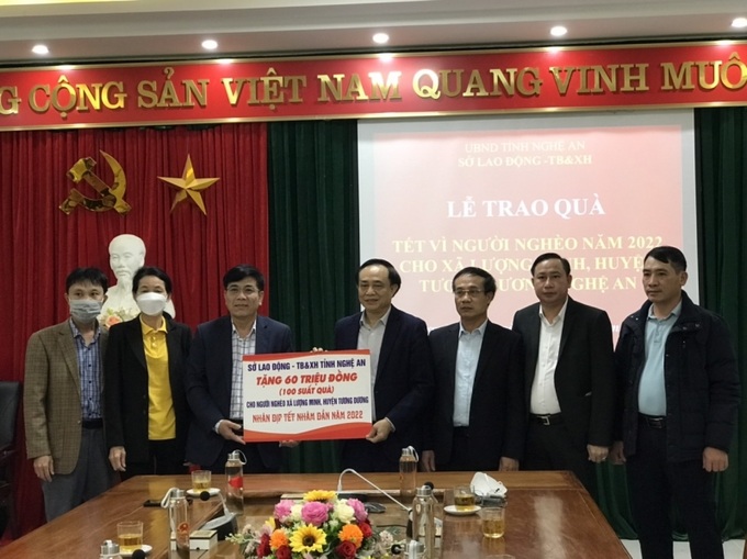 Giám đốc Sở Lao động -Thương binh và Xã hội tỉnh Nghệ An Đoàn Hồng Vũ tặng quà “Tết vì người nghèo’’ cho người nghèo xã Lượng Minh
