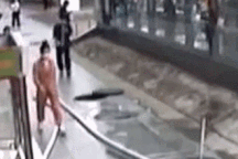 Vừa đi vừa "dán mắt" vào điện thoại, thanh niên gặp tai nạn đau đớn