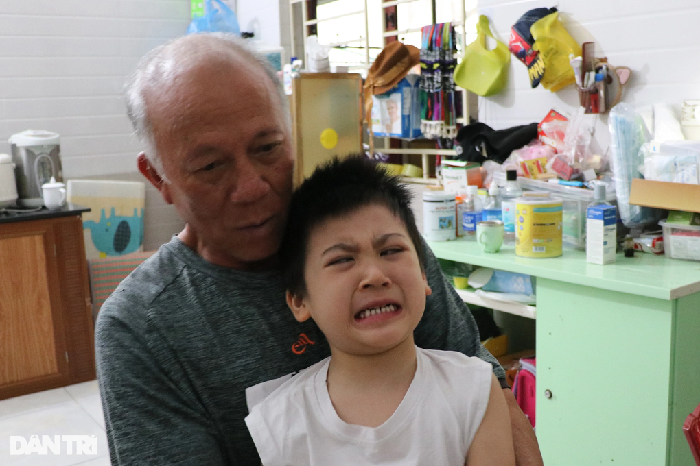 Đêm kinh hoàng ở nước ngoài và tận cùng khốn khổ của gia đình bệnh tật - 5 Đêm kinh hoàng ở nước ngoài và tận cùng khốn khổ của gia đình bệnh tật - 5