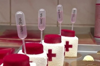 Quán cà phê "hút" khách với món bánh hình lọ vaccine ngừa Covid-19