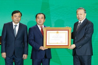 Tổng Bí thư Tô Lâm trao Huân chương Lao động hạng Nhất cho Bộ NN&MT