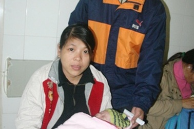 Trao quà nhân ái đến gia đình cháu bé có nhịp tim chậm