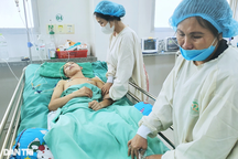 Mẹ khóc ngất bên giường hồi sức: "Cứu con, tôi bán mạng mình cũng được"