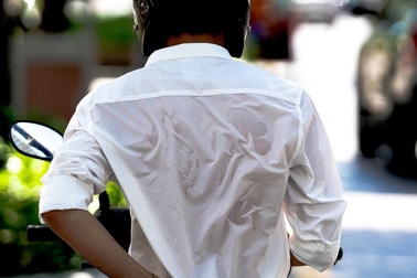 Người Sài Gòn quay quắt với thời tiết oi bức, độ ẩm cao