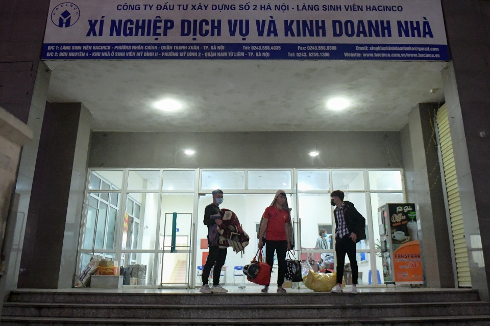 Sinh viên khu KTX Mỹ Đình rời đi trong đêm nhường chỗ cách ly Covid-19 - 1 Sinh viên khu KTX Mỹ Đình rời đi trong đêm nhường chỗ cách ly Covid-19 - 1