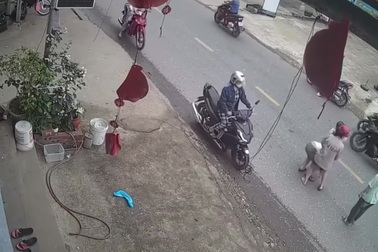 Phóng nhanh từ ngõ ra, cô gái gây họa cho người đi đường