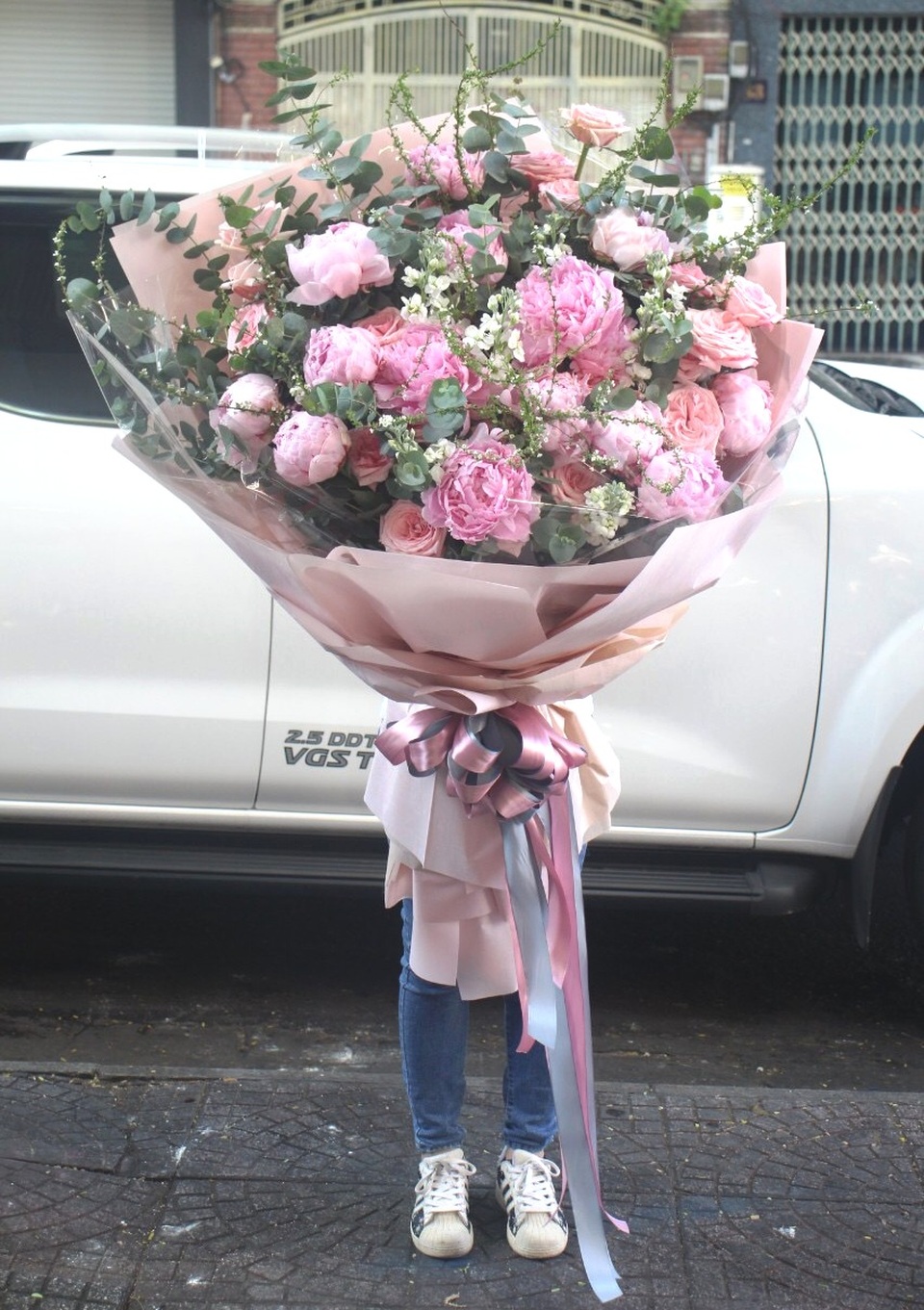 Đại gia chơi trội mua bó hoa 40 triệu đồng tặng bạn gái dịp Valentine - 5 Đại gia chơi trội mua bó hoa 40 triệu đồng tặng bạn gái dịp Valentine - 5