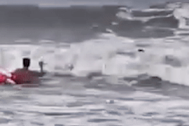 Trưởng công an xã cùng người dân lao xuống sóng dữ cứu bé trai