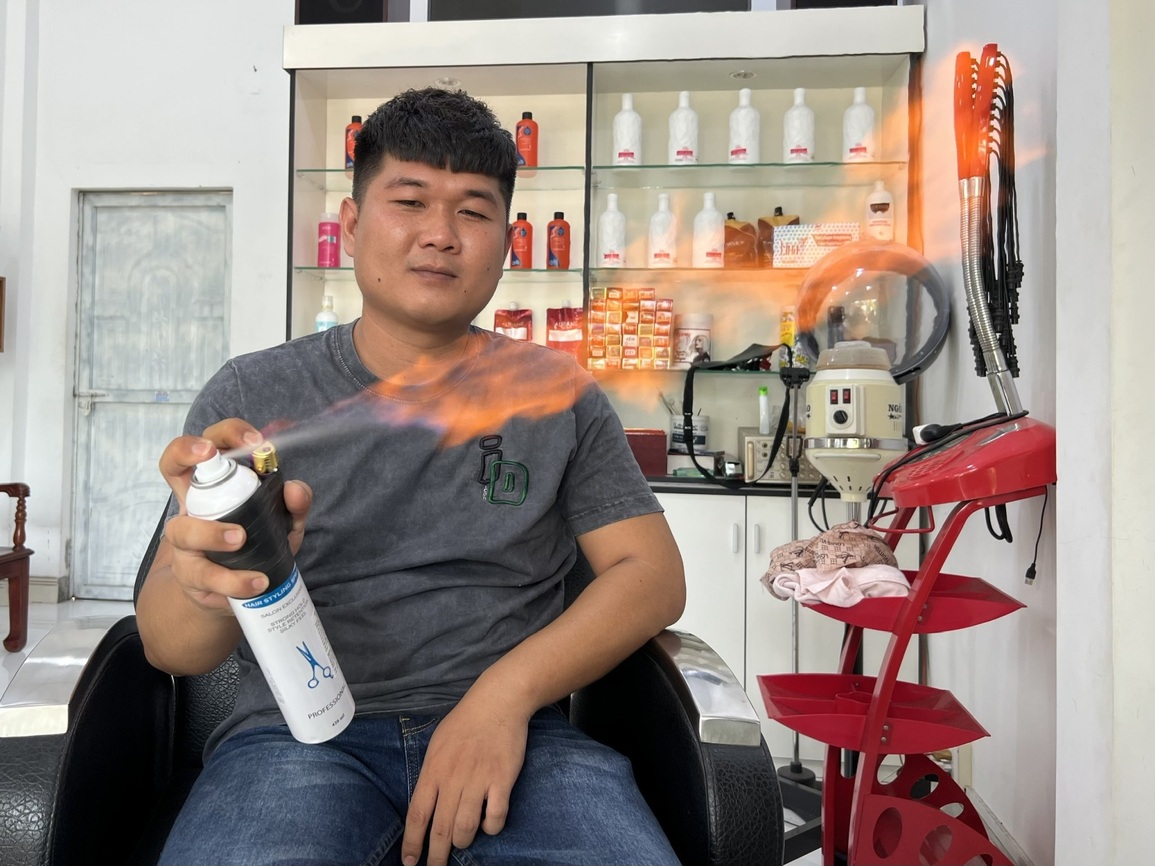 Tuyệt chiêu cắt tóc bằng lửa độc nhất Sài Gòn của anh thợ 4 năm khổ luyện - 2 Tuyệt chiêu cắt tóc bằng lửa độc nhất Sài Gòn của anh thợ 4 năm khổ luyện - 2