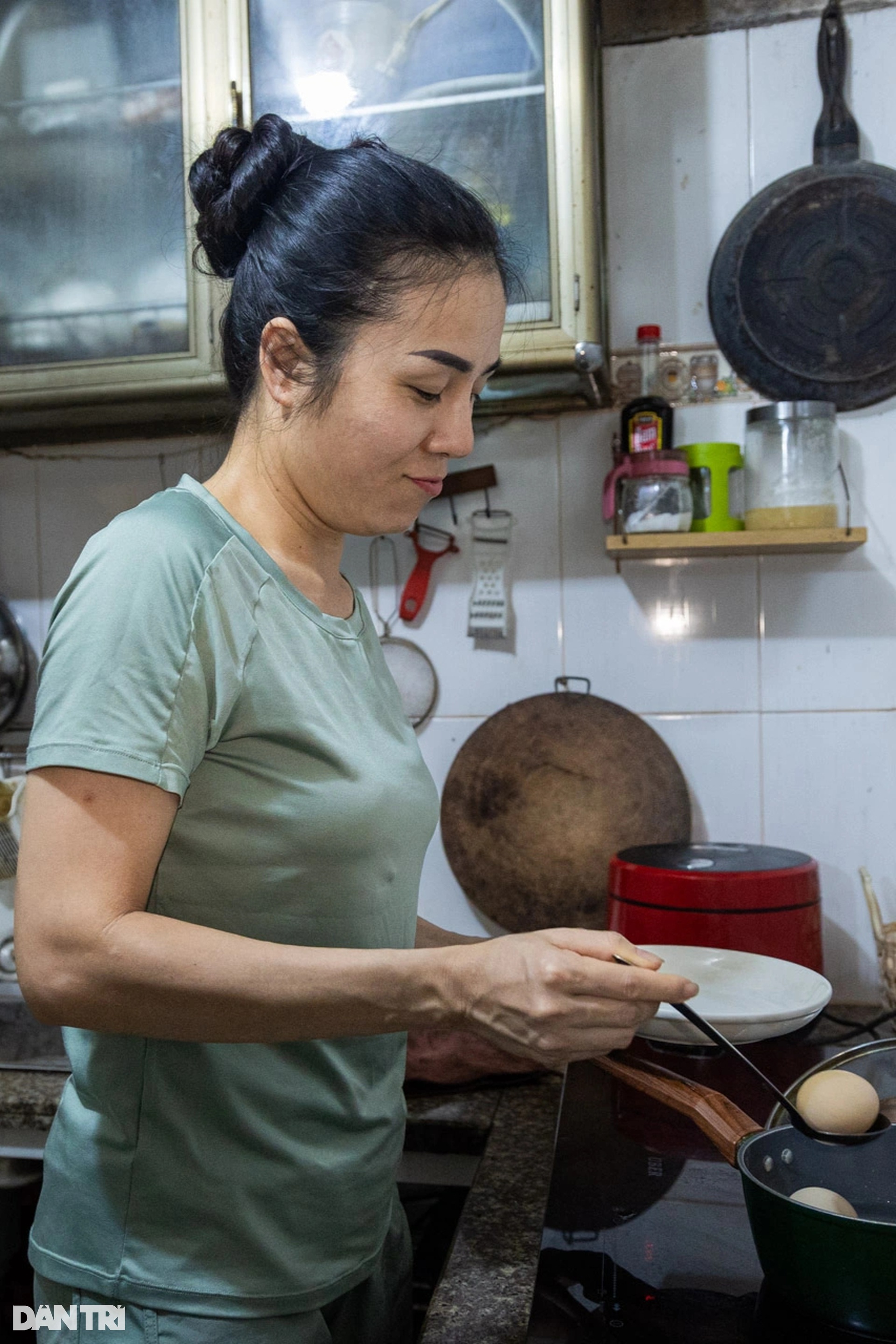 Ở nhờ nhà 15m2, đi vệ sinh chung, nghệ sĩ Tuồng vẫn hết mình với đam mê - 1 Ở nhờ nhà 15m2, đi vệ sinh chung, nghệ sĩ Tuồng vẫn hết mình với đam mê - 1