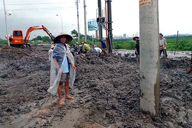 Khởi tố vụ án đổ phế thải lấp 30 mộ của dân