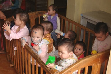 Không nên cắt đứt quan hệ giữa cha mẹ đẻ với con cho làm con nuôi