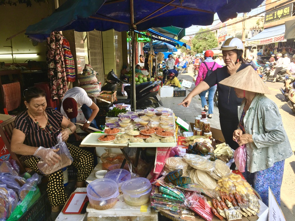 Đà Nẵng: Đồ cúng ông Táo đắt hàng, bán luôn tay từ 4 giờ sáng đến tối muộn - 2 Đà Nẵng: Đồ cúng ông Táo đắt hàng, bán luôn tay từ 4 giờ sáng đến tối muộn - 2