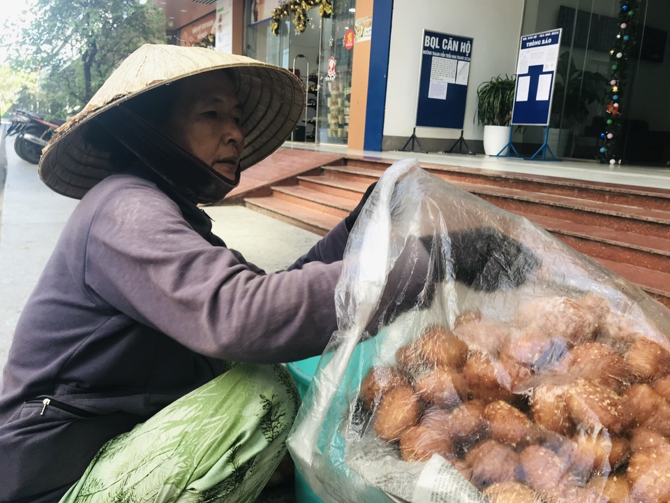 Người già mưu sinh giữa thành phố du lịch những ngày cuối năm - 1 Người già mưu sinh giữa thành phố du lịch những ngày cuối năm - 1