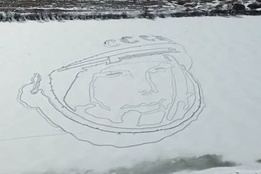 Khuôn mặt khổng lồ của Yuri Gagarin xuất hiện trên hồ băng