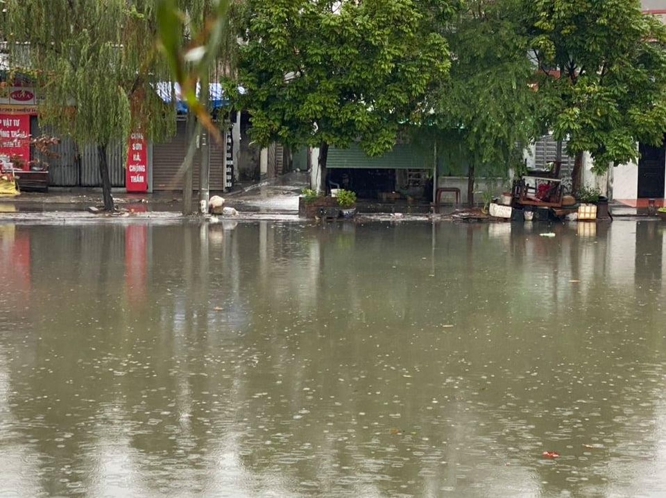 Mưa lớn kèm sấm chớp, đường phố Hải Phòng vắng hoe ngày mùng 1 - 4 Mưa lớn kèm sấm chớp, đường phố Hải Phòng vắng hoe ngày mùng 1 - 4