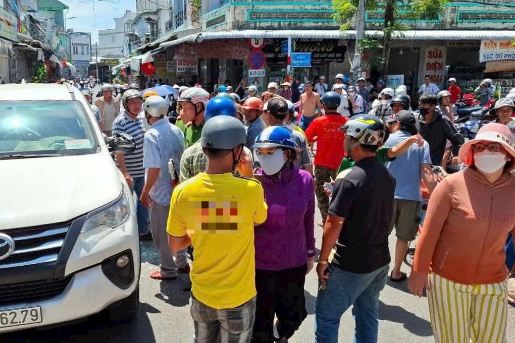 Hàng chục người tập trung quanh xe người đàn ông bị nghi bắt cóc phụ nữ - 1