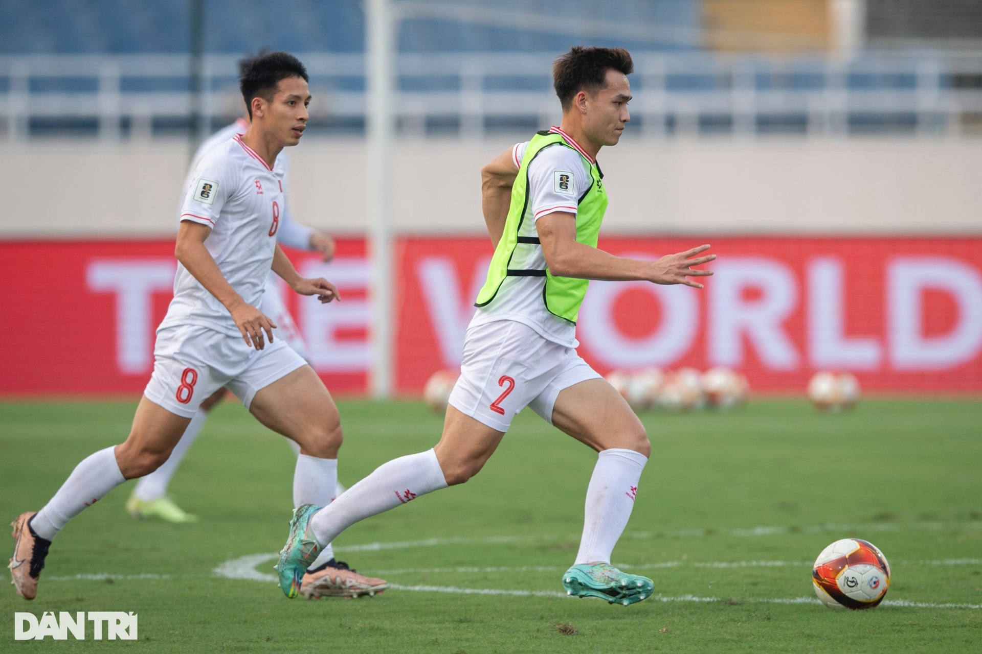 HLV Troussier căng thẳng, liên tục dừng buổi tập của tuyển Việt Nam - 9 HLV Troussier căng thẳng, liên tục dừng buổi tập của tuyển Việt Nam - 9