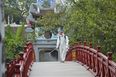 Đền Ngọc Sơn, Văn Miếu Quốc Tử Giám... được phun thuốc khử trùng