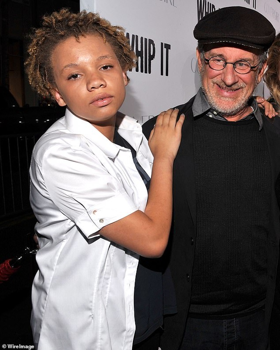 Đạo diễn Steven Spielberg xấu hổ khi con gái nuôi muốn đóng phim cấp ba - 1 Đạo diễn Steven Spielberg xấu hổ khi con gái nuôi muốn đóng phim cấp ba - 1