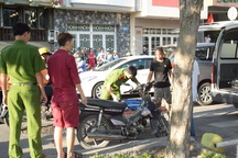 Người đàn ông gục chết trên xe máy ven đường