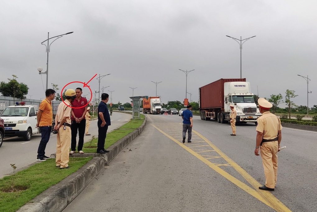 Ủn CSGT, một tài xế bị tạm giữ hình sự - 1 Ủn CSGT, một tài xế bị tạm giữ hình sự - 1