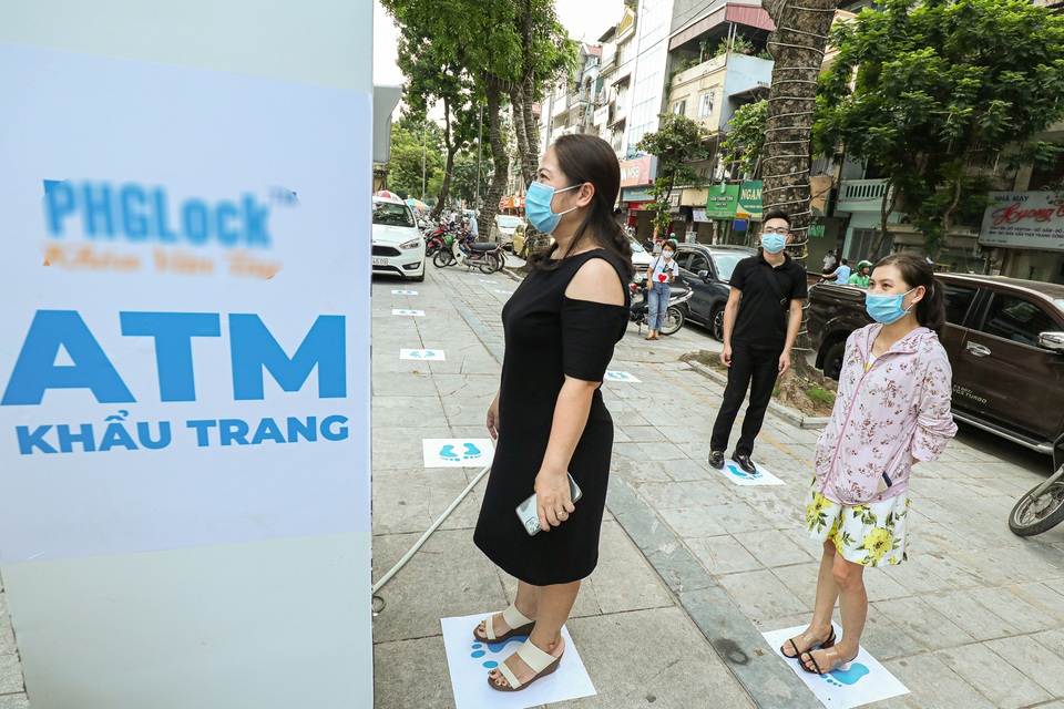 Sau ATM gạo, Hà Nội xuất hiện ATM khẩu trang đầu tiên - 1 Sau ATM gạo, Hà Nội xuất hiện ATM khẩu trang đầu tiên - 1