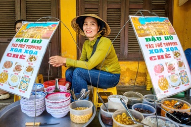 Người phụ nữ bán chè ở Hội An nói 5 thứ tiếng, khách mua bất ngờ