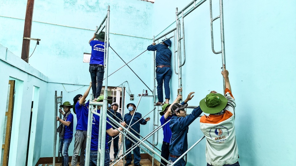 Áo xanh, khăn rằn phương Nam ra miền Trung khắc phục hậu quả bão lũ - 8 Áo xanh, khăn rằn phương Nam ra miền Trung khắc phục hậu quả bão lũ - 8