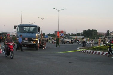 Một phụ nữ trẻ chết thảm dưới bánh xe tải